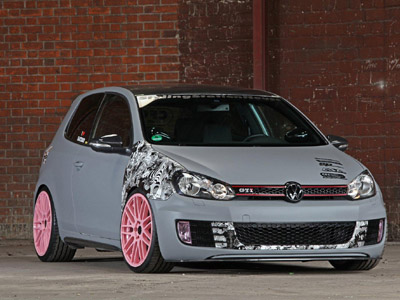 VW Golf GTI με ροζ ζάντες!!